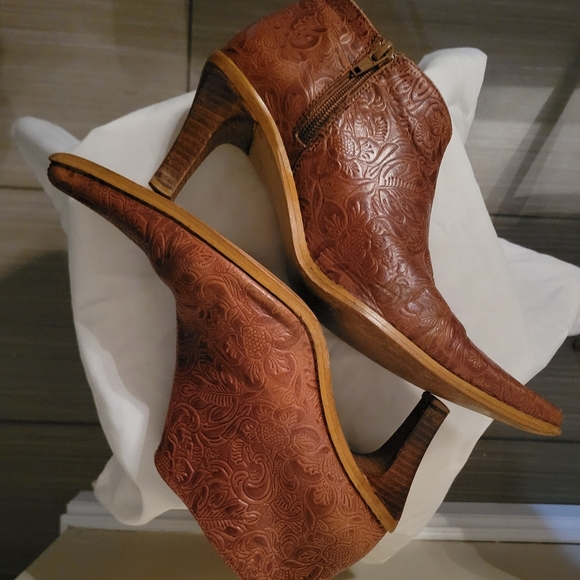 Zara Hand Tool Leather Booties Sz 39 in Cognac - Picture 2 of 7